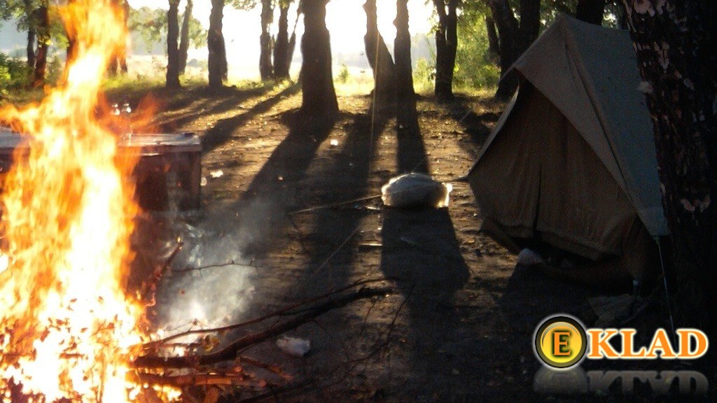 Имея плащ-палатку, можно и переночевать в лесу