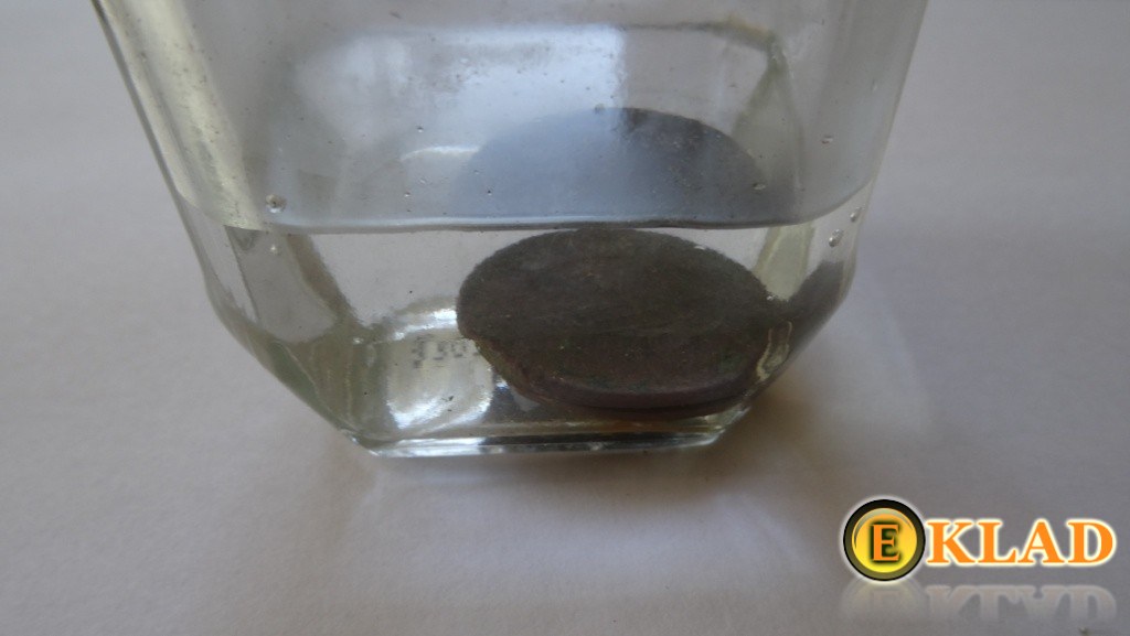 Монеты в дистиллированной воде