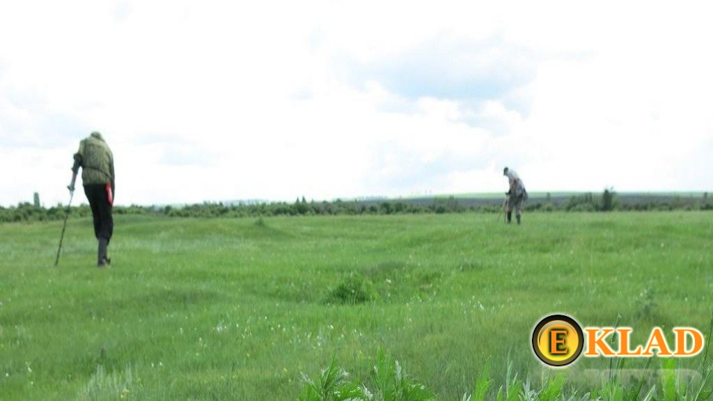 В одной из поездок, он увидел поисковиков в поле