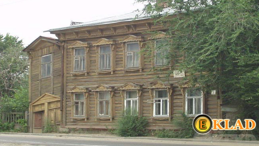 Старый дом в современном городе
