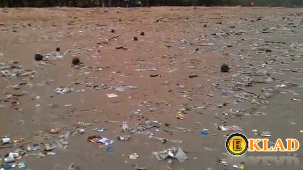 Весной очень много мусора выносит на берег