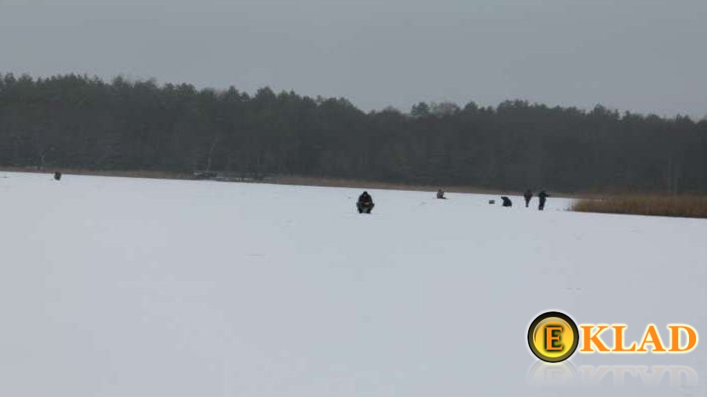 Друг на зимней рыбалке утопил пешню