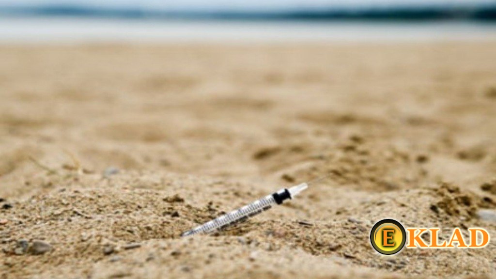 Часто можно увидеть брошенные шприцы на пляже