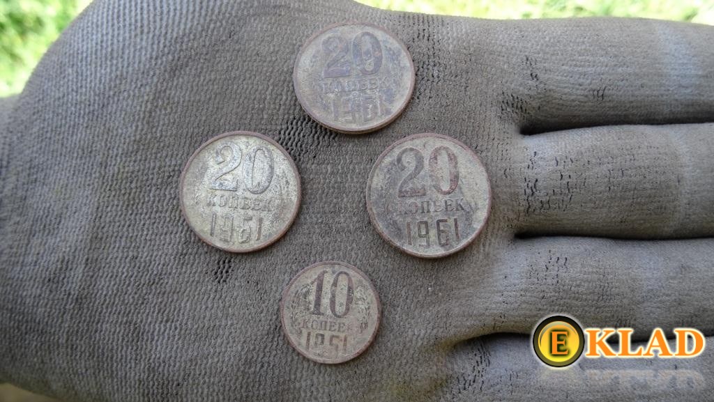 Четыре монеты с одной ямки
