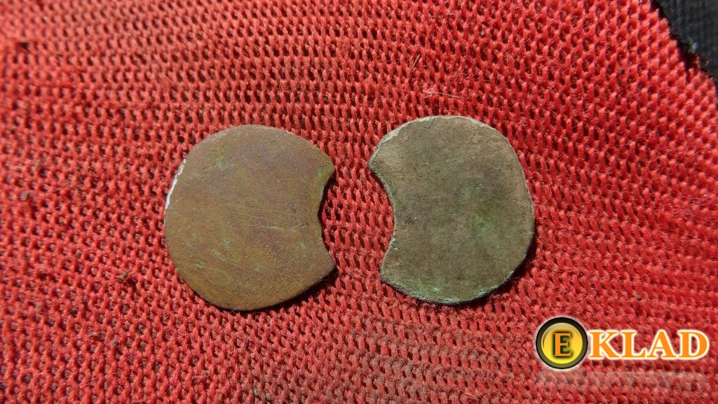 На одной стороне монет есть рельеф, а на другой - полностью лысые